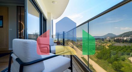 Просторная дизайнерская квартира класса люкс с панорамным видом на море в современном комплексе в Баре.