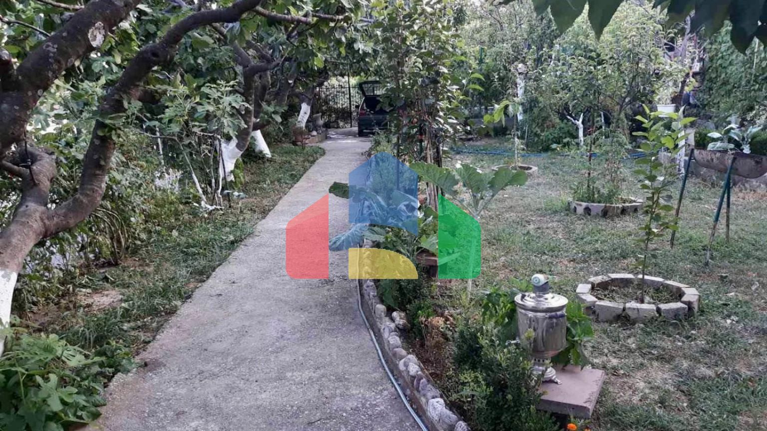 Дом с большим участком и видом на море в Баре