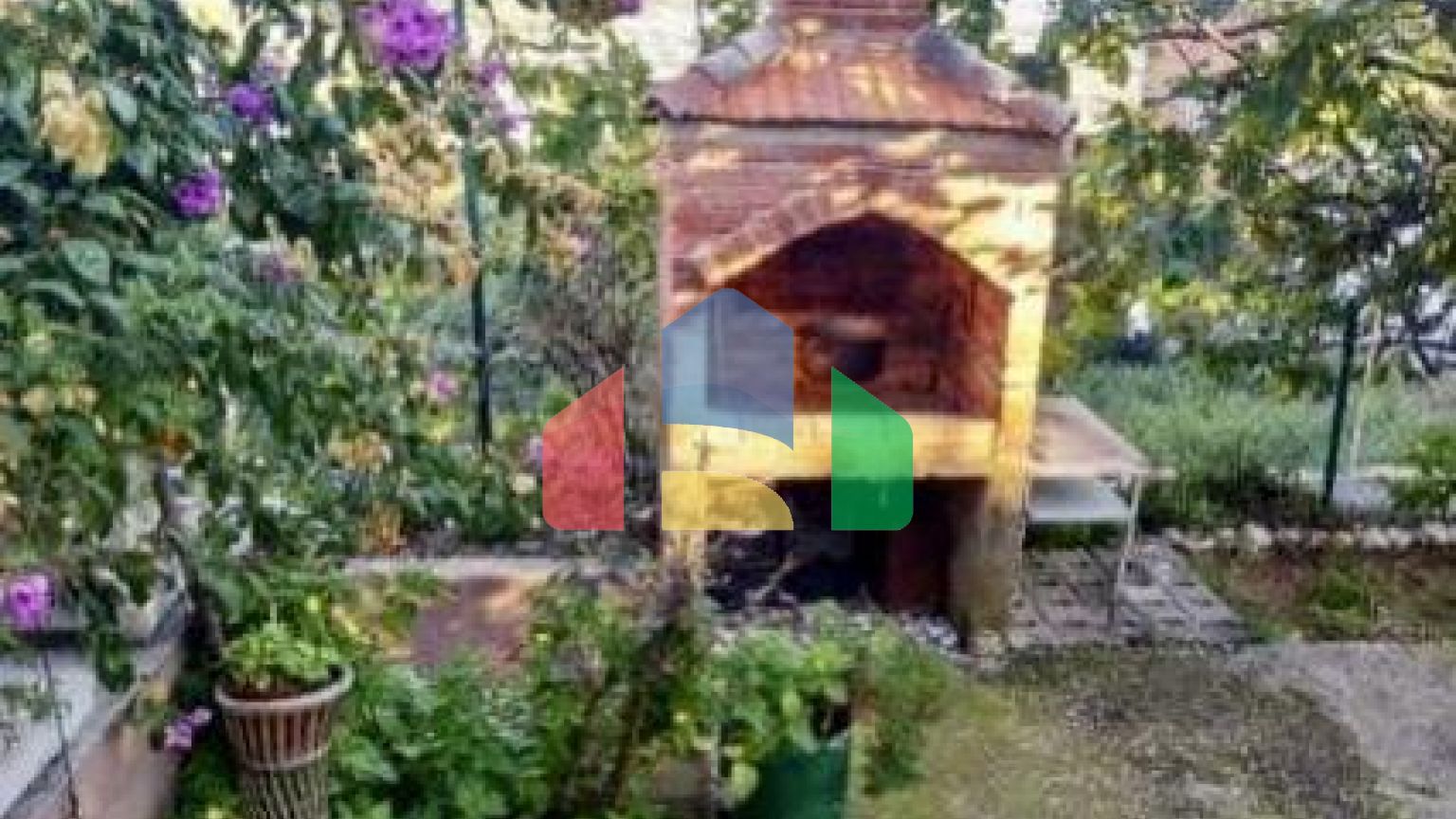 Дом с большим участком и видом на море в Баре