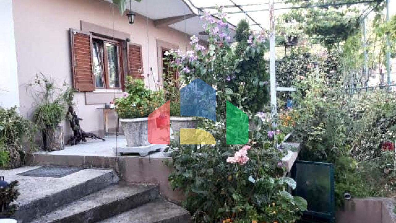 Дом с большим участком и видом на море в Баре