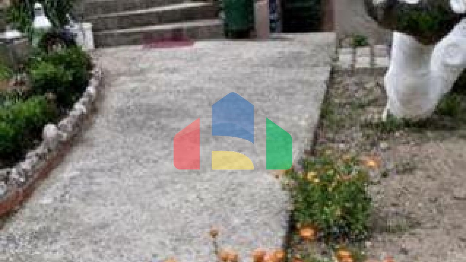 Дом с большим участком и видом на море в Баре