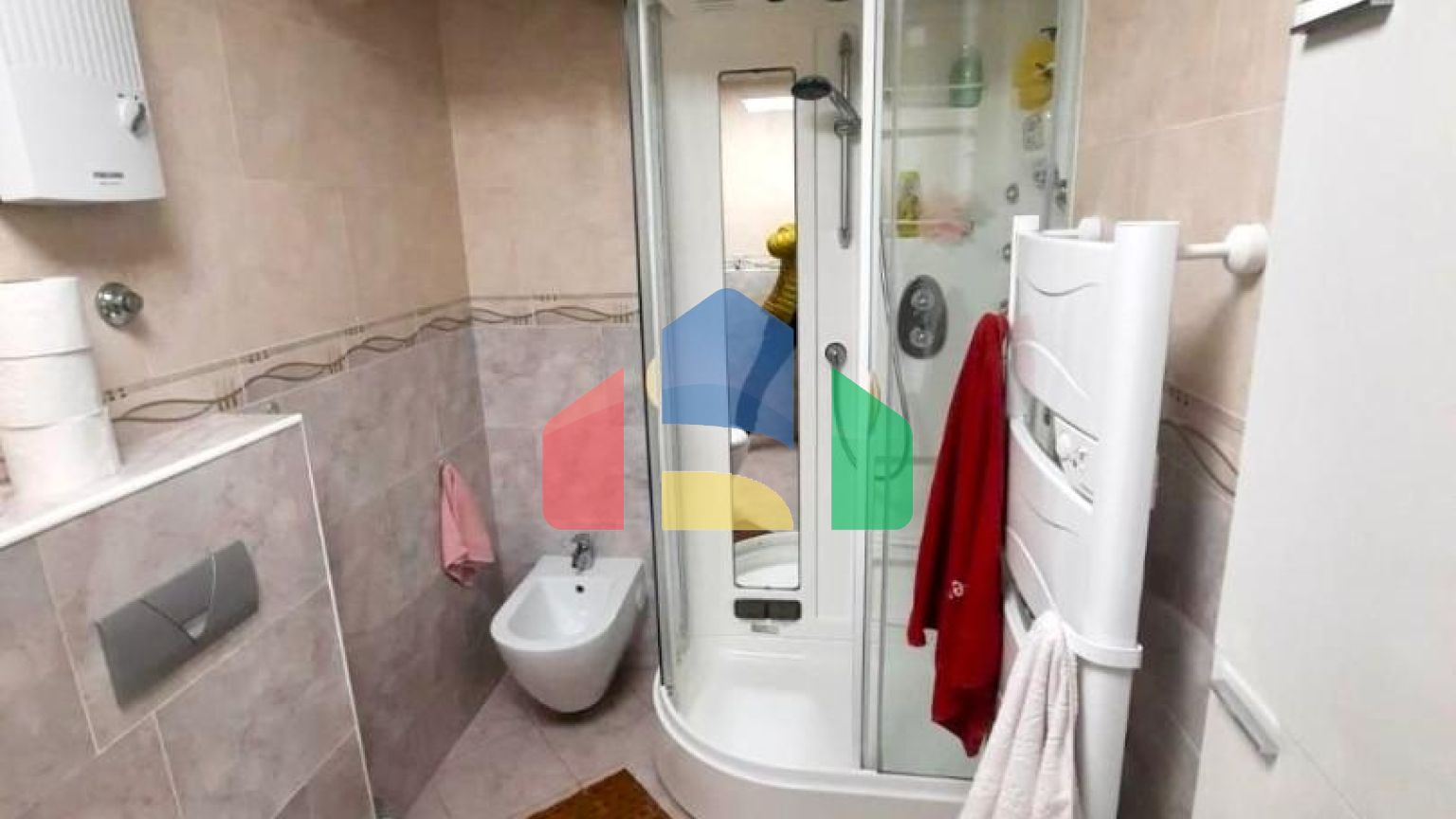 Просторная квартира в центре города Бара с 4 спальнями, всего в 200 метрах от моря