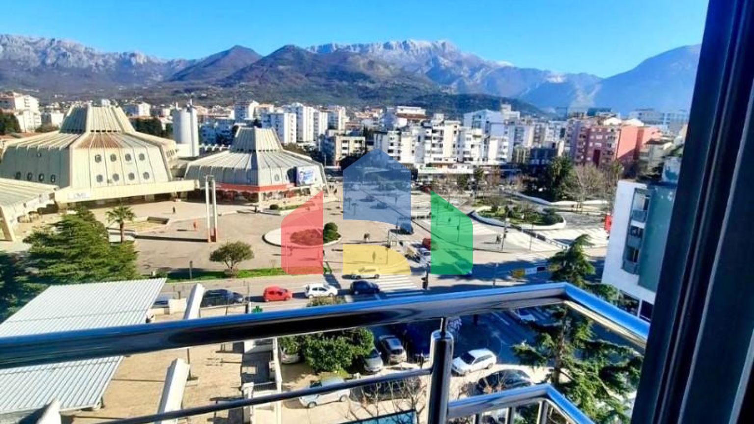 Просторная квартира в центре города Бара с 4 спальнями, всего в 200 метрах от моря