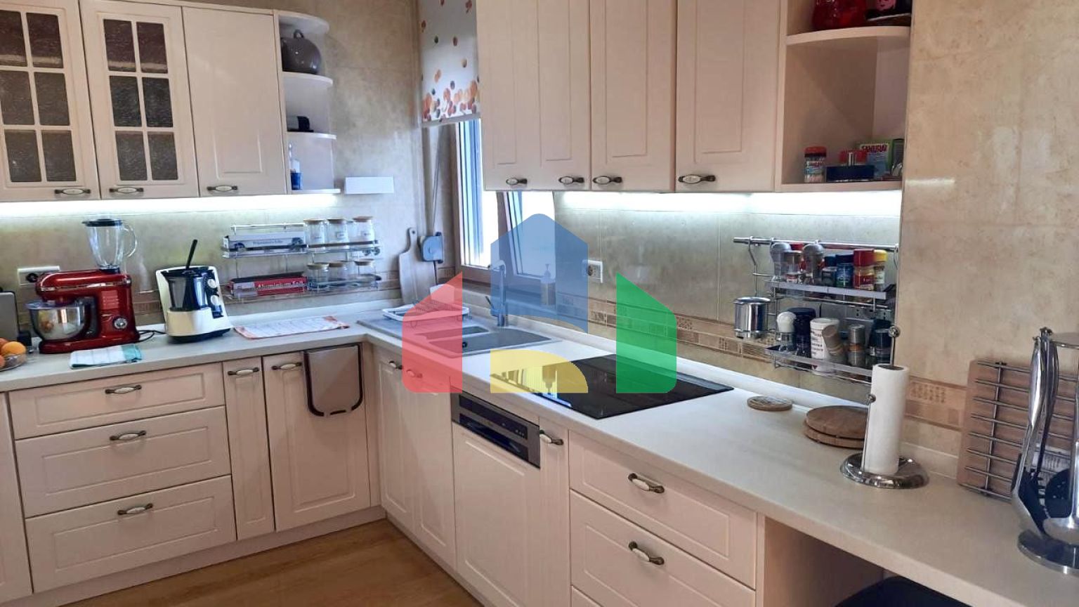 Просторная квартира в центре города Бара с 4 спальнями, всего в 200 метрах от моря