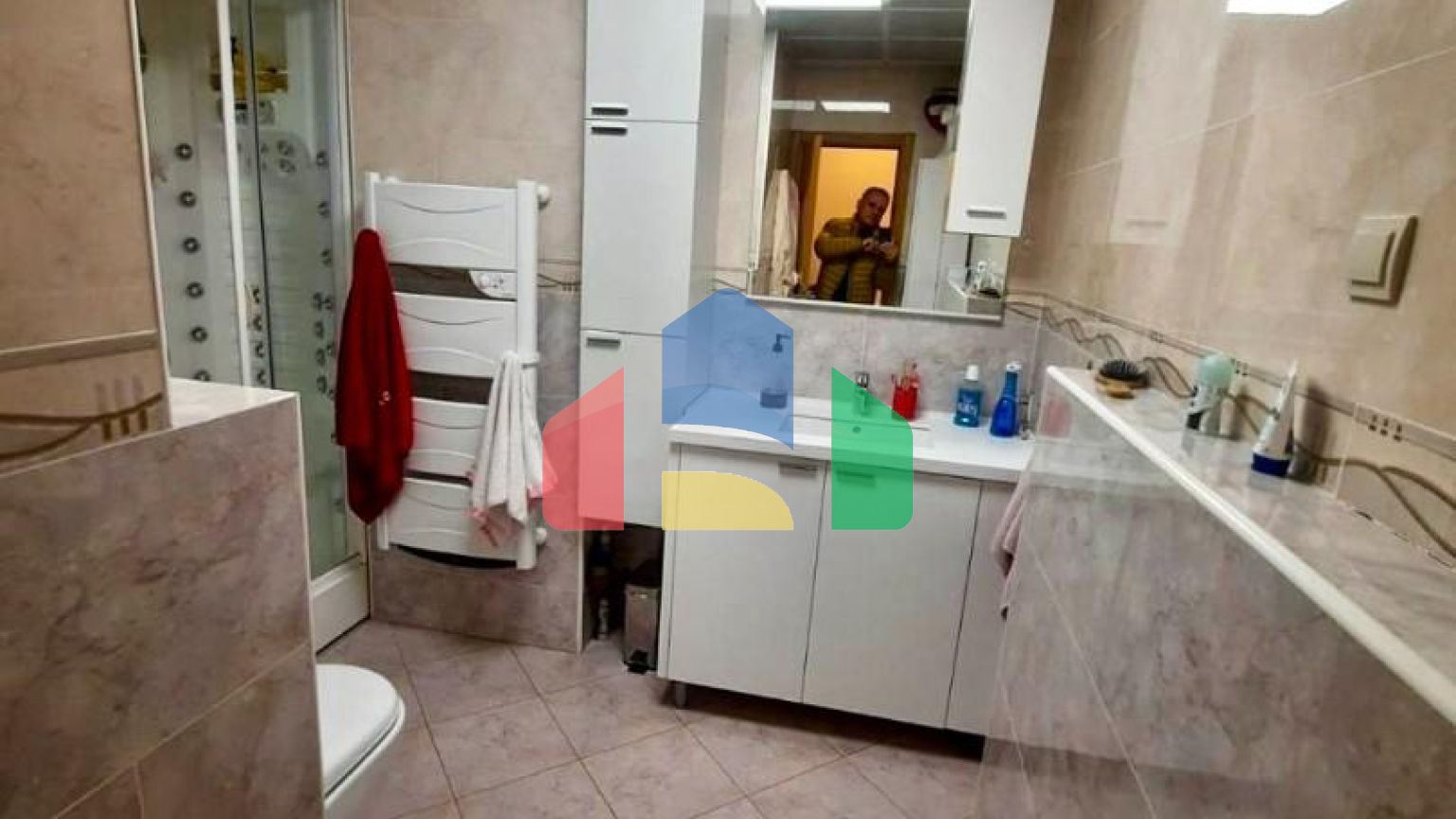 Просторная квартира в центре города Бара с 4 спальнями, всего в 200 метрах от моря