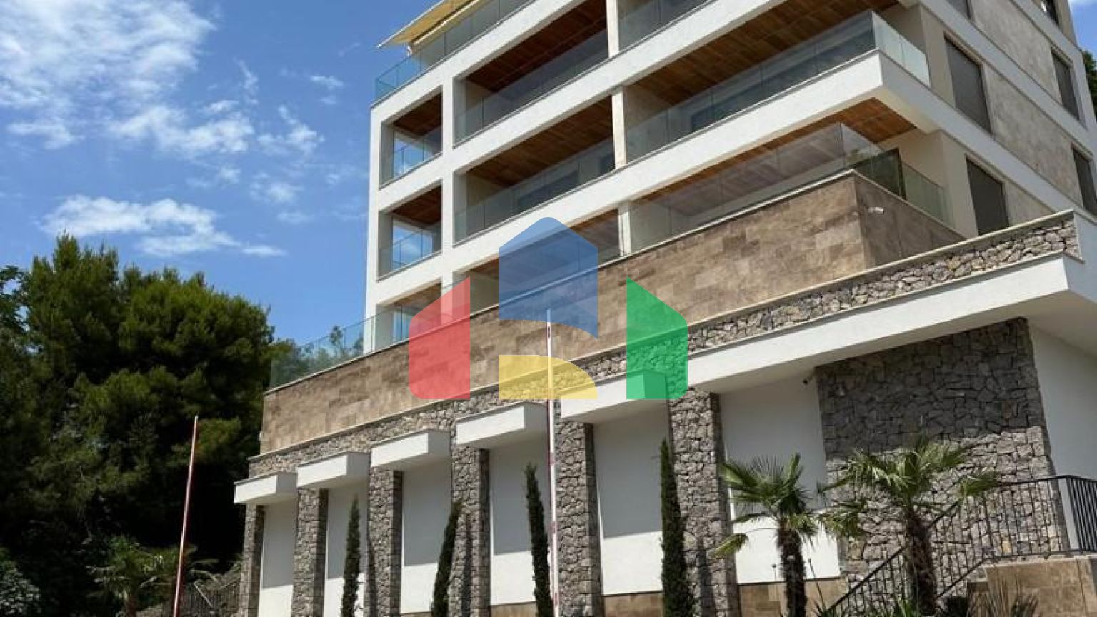 Квартира студия 36м2 с терассой 28м2 в городе Бар, на 1 линии от моря в новом современном доме