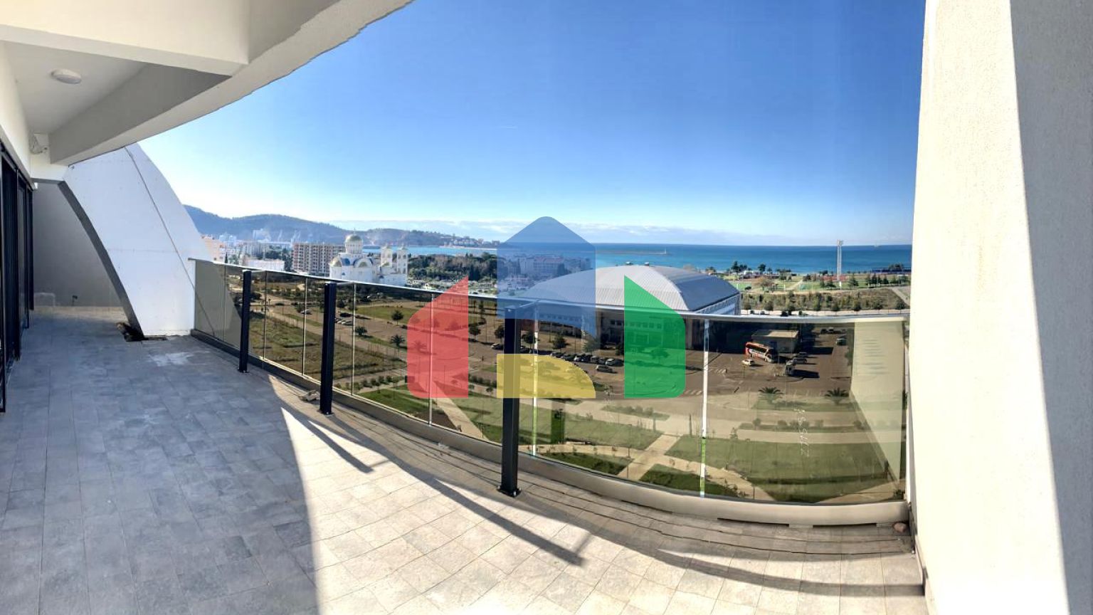 Просторный пентхаус класса люкс, с панорамным видом на море в современном комплексе в Баре.