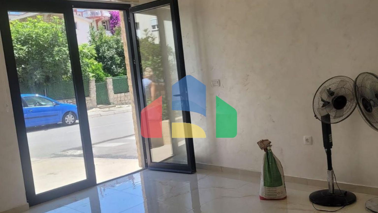 Предлагается к продаже коммерческое помещение площадью 28 м2 в городе Бар, район Шушань.