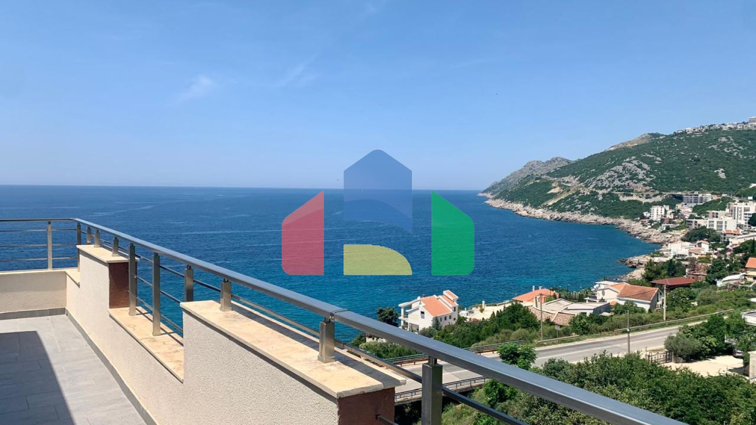 Просторная квартира с 2 спальнями и панорамным видом на море в Добры воды.