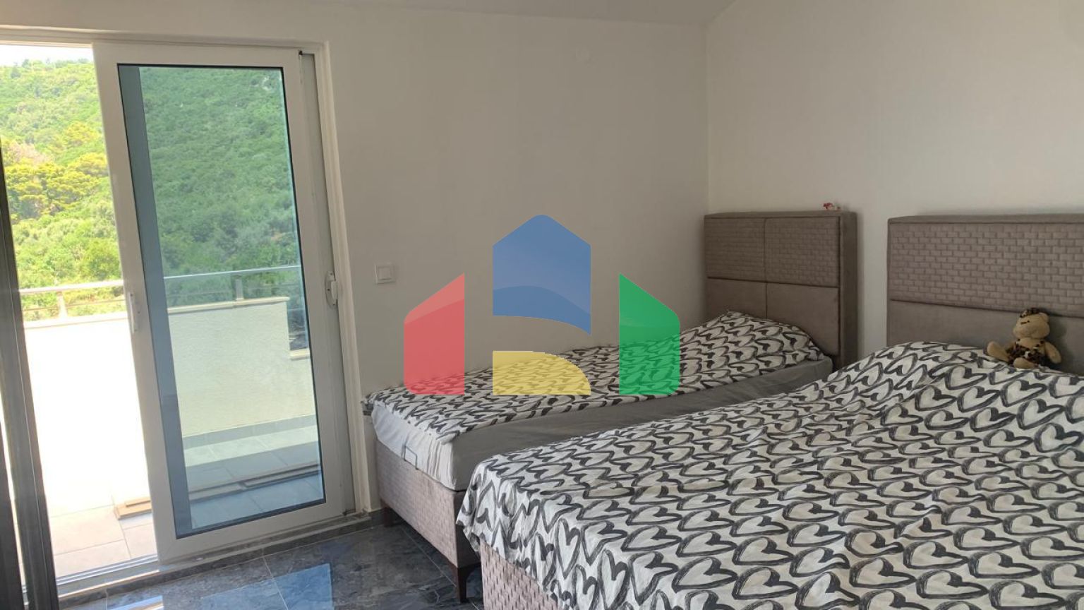 Просторная квартира с 2 спальнями и панорамным видом на море в Добры воды.