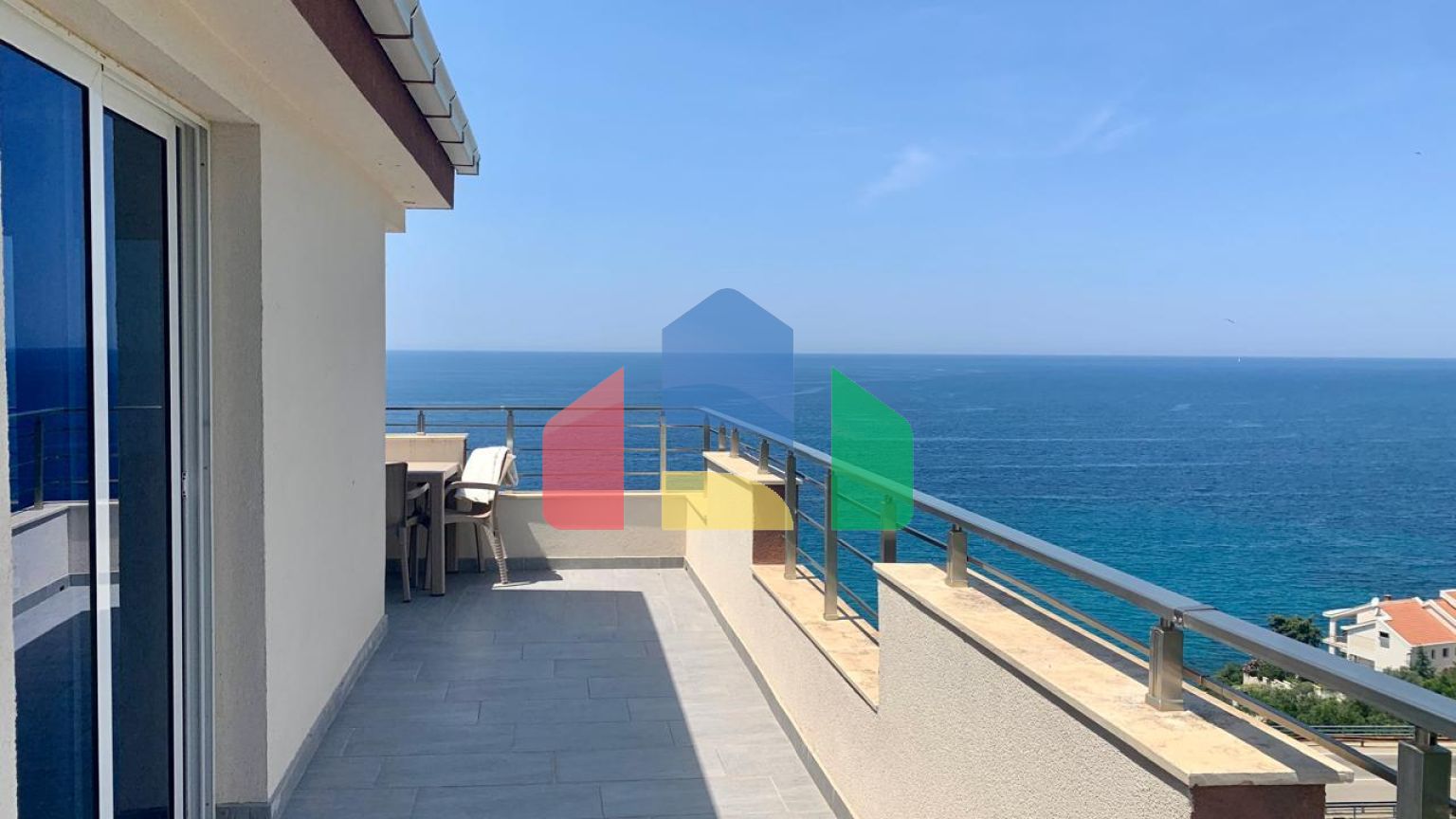 Просторная квартира с 2 спальнями и панорамным видом на море в Добры воды.