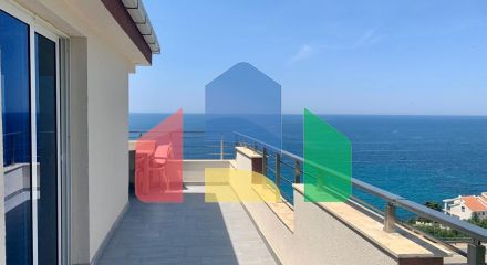 Просторная квартира с 2 спальнями и панорамным видом на море в Добры воды.