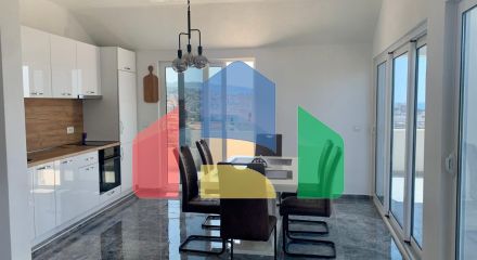 Просторная квартира с 2 спальнями и панорамным видом на море в Добры воды.