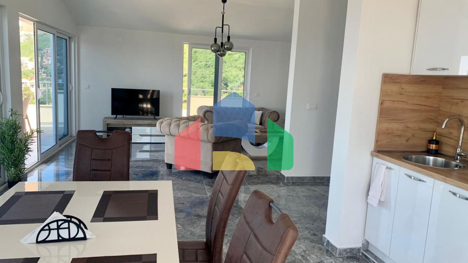 Просторная квартира с 2 спальнями и панорамным видом на море в Добры воды.