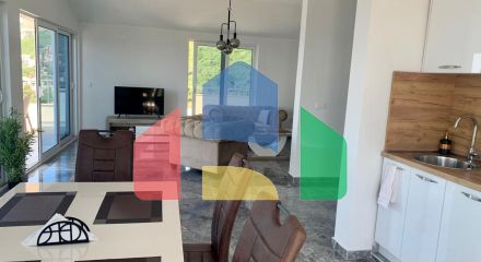 Просторная квартира с 2 спальнями и панорамным видом на море в Добры воды.