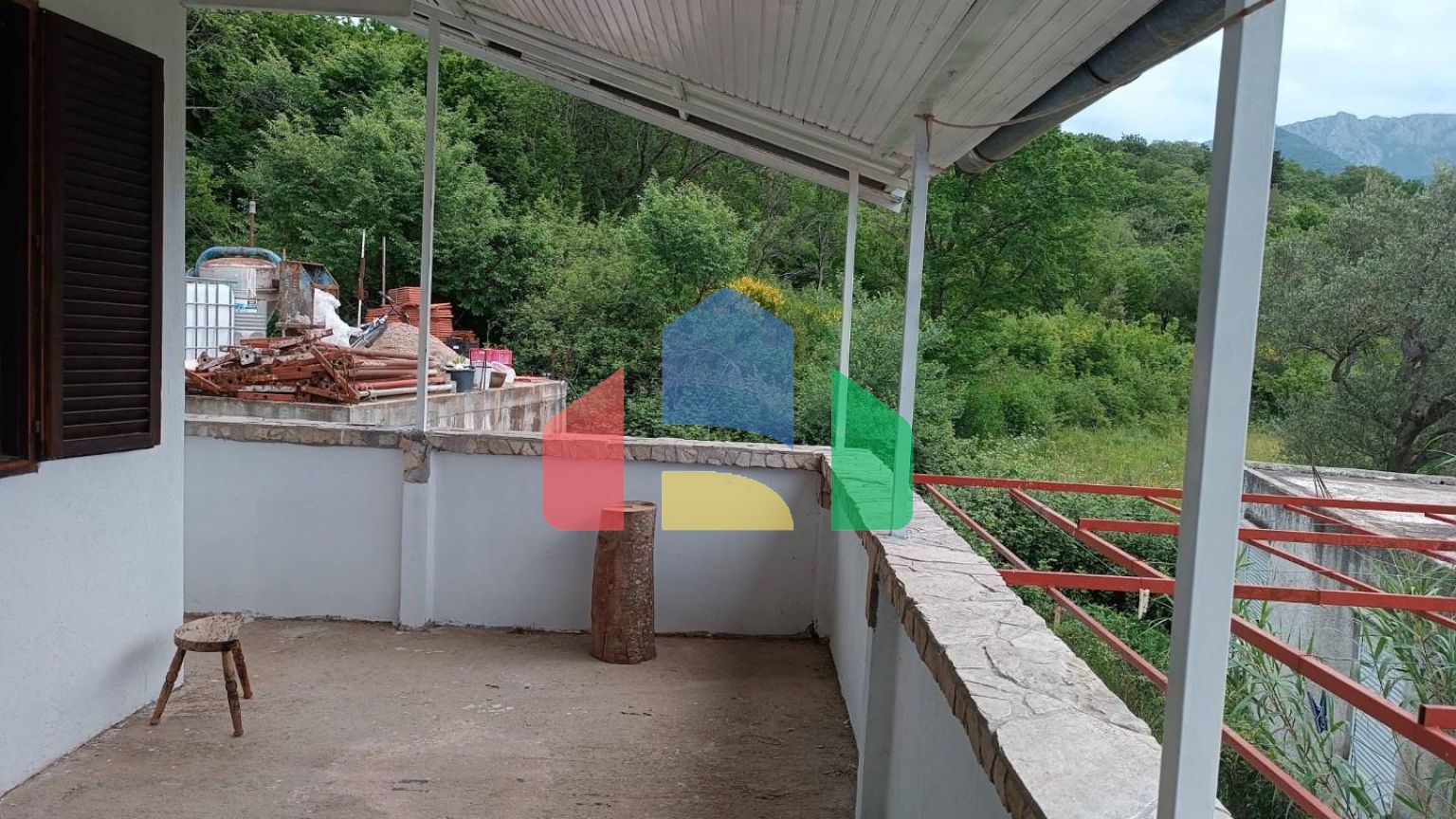 Недорогой дом с большим участком в Шушани.