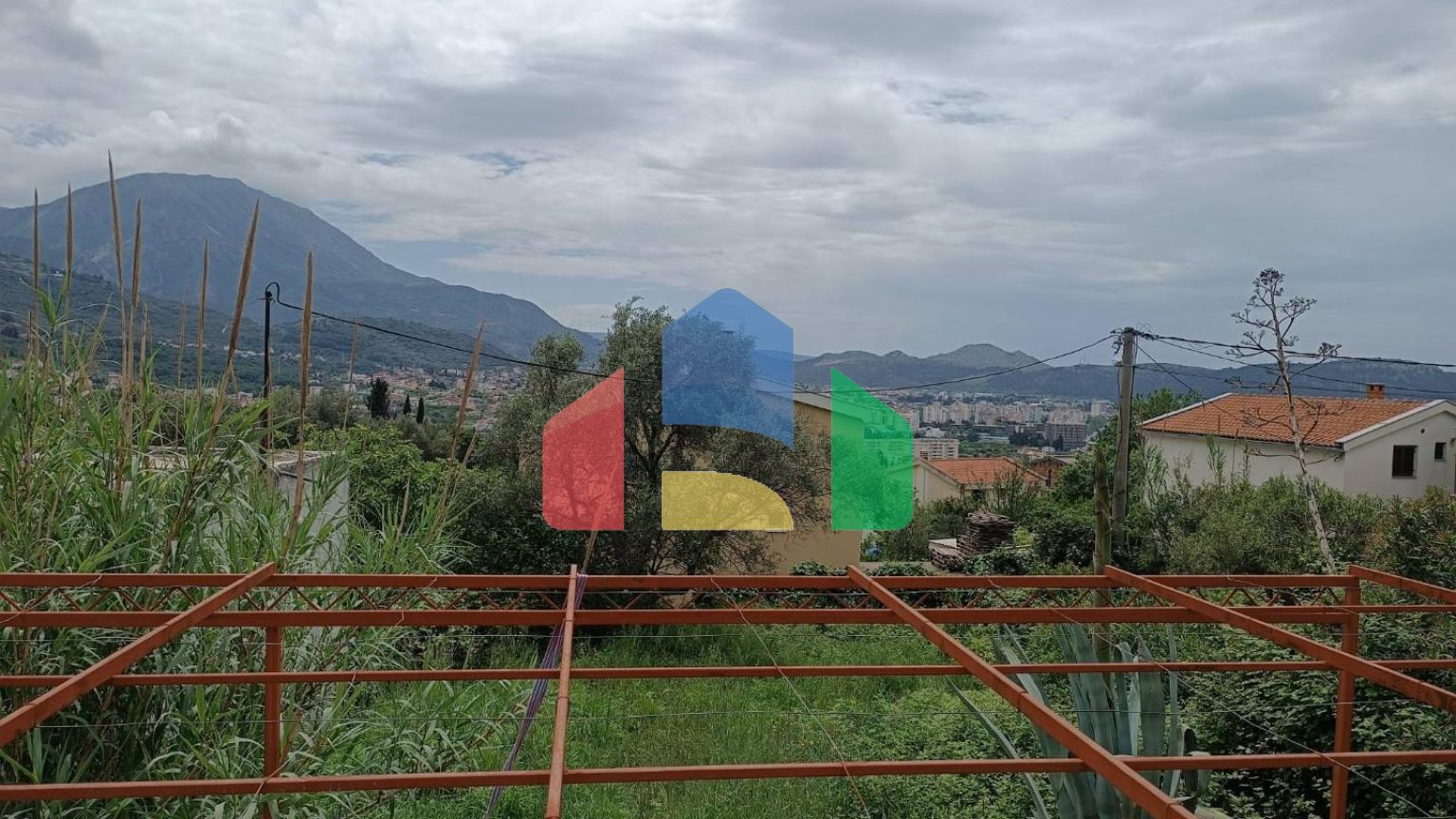 Недорогой дом с большим участком в Шушани.