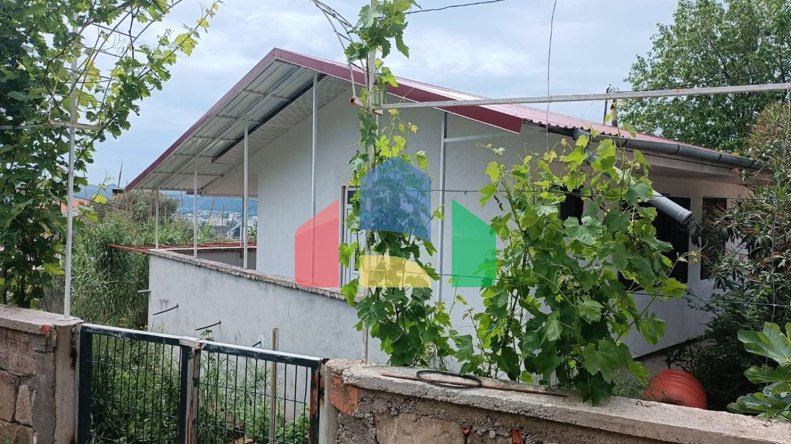 Недорогой дом с большим участком в Шушани.