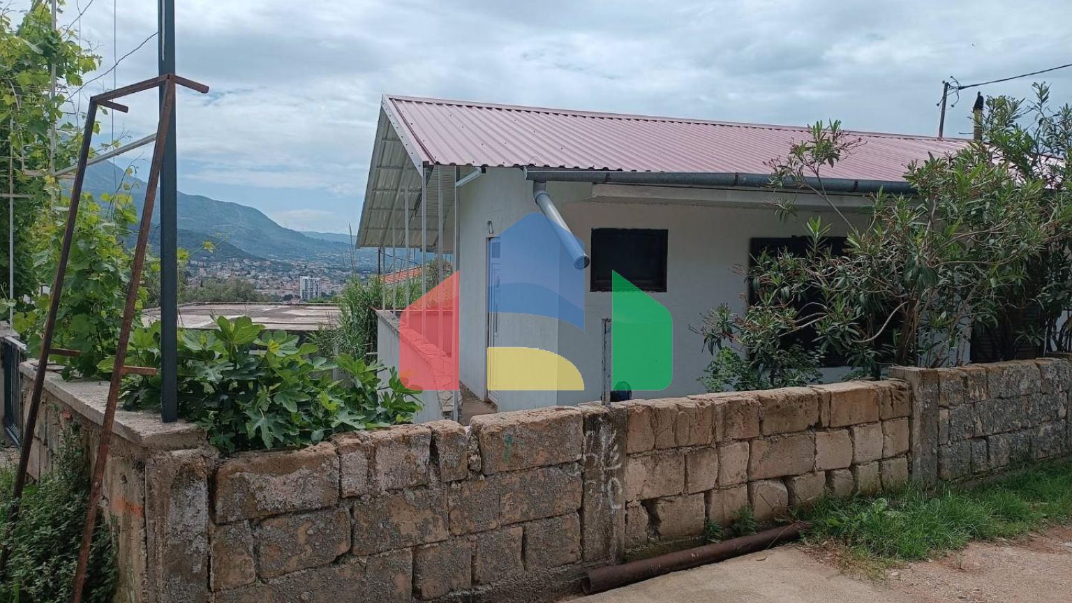 Недорогой дом с большим участком в Шушани.