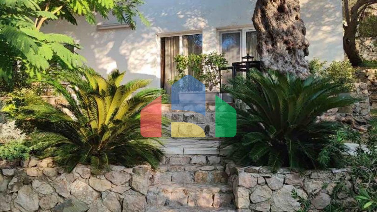 Просторный трёхэтажный особняк с садом и террасами в оливковой роще, Бар