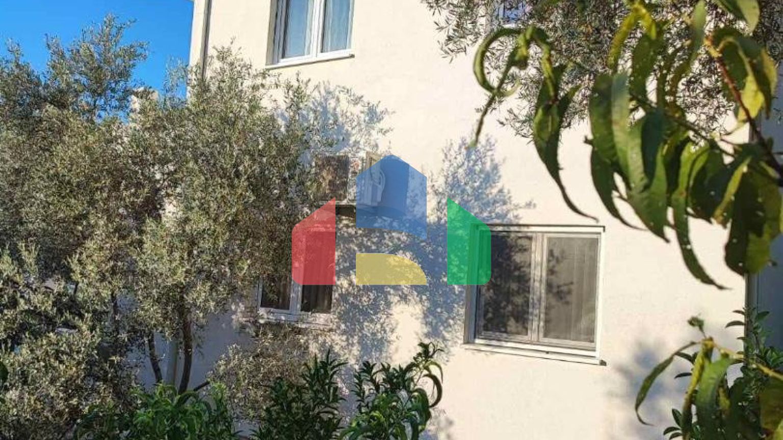 Просторный трёхэтажный особняк с садом и террасами в оливковой роще, Бар