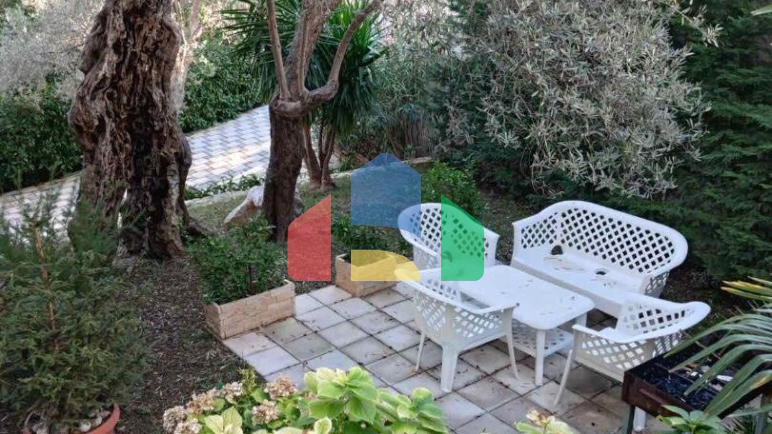 Просторный трёхэтажный особняк с садом и террасами в оливковой роще, Бар