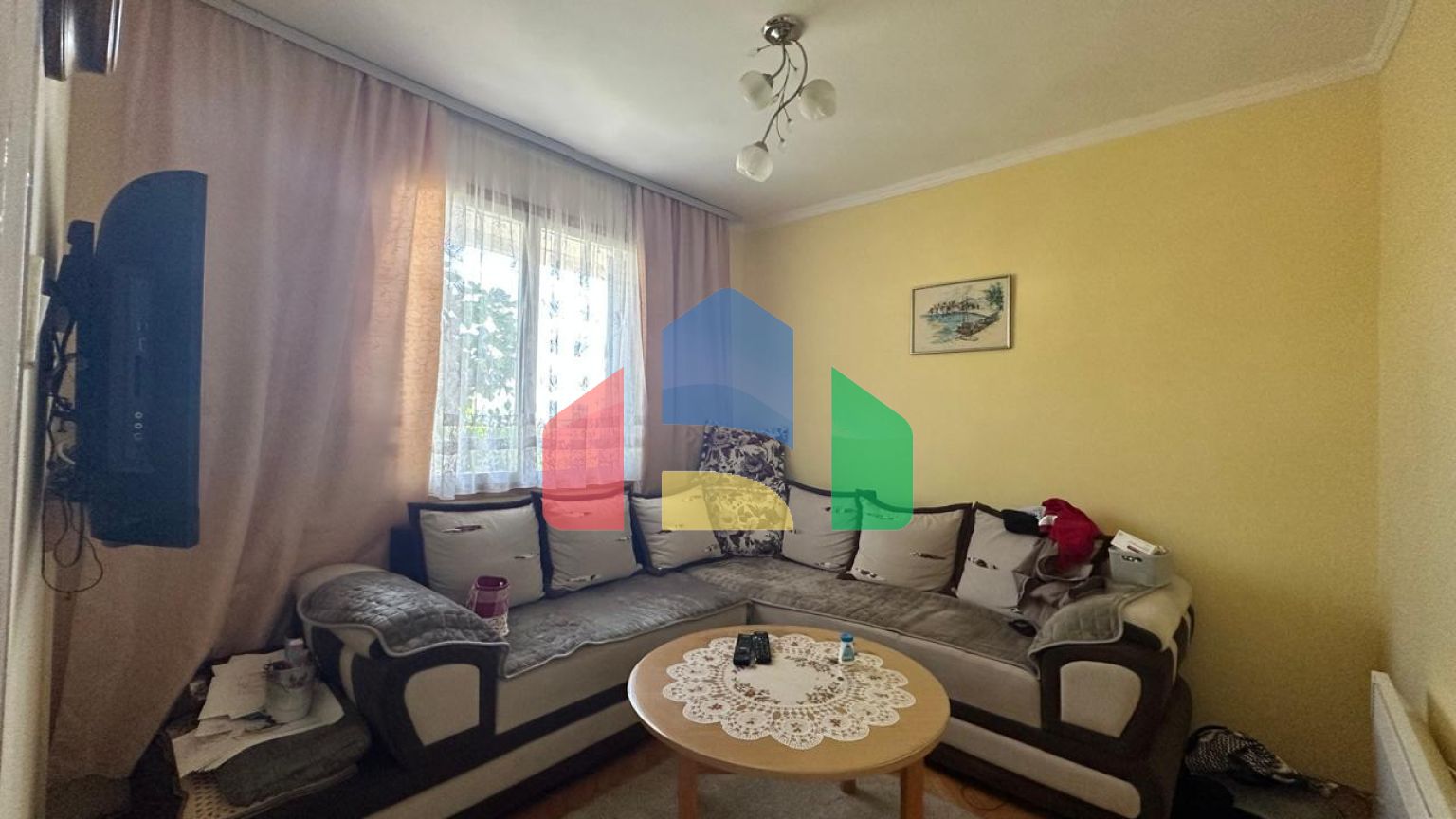 Дом с тремя апартаментами и садиком не далеко от моря в Баре.