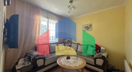 Дом с тремя апартаментами и садиком не далеко от моря в Баре.