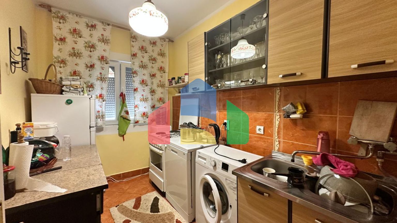 Дом с тремя апартаментами и садиком не далеко от моря в Баре.