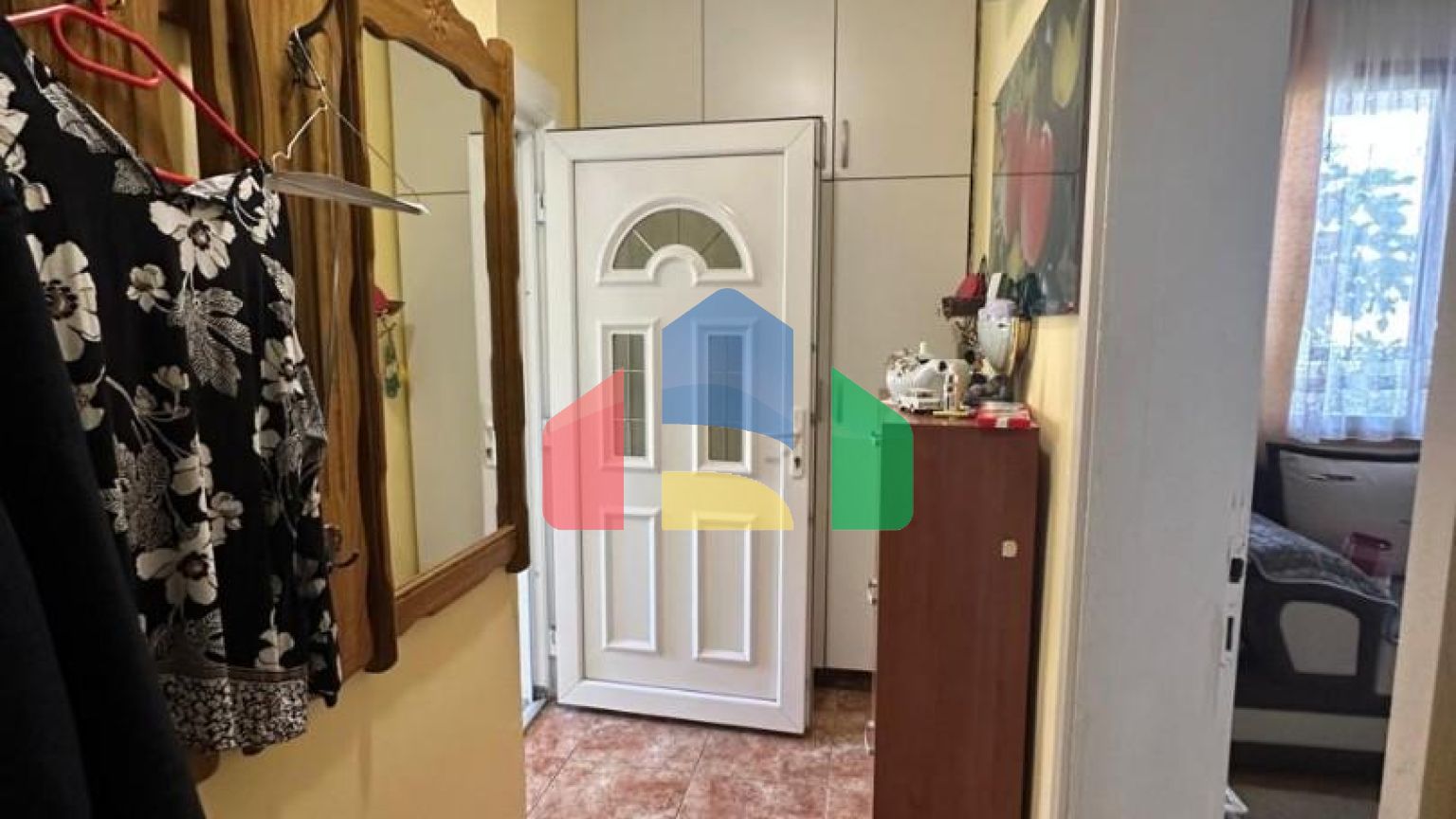 Дом с тремя апартаментами и садиком не далеко от моря в Баре.