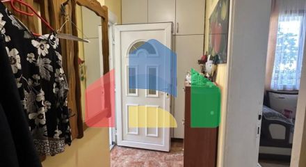 Дом с тремя апартаментами и садиком не далеко от моря в Баре.