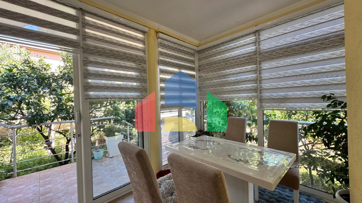 Дом с тремя апартаментами и садиком не далеко от моря в Баре.