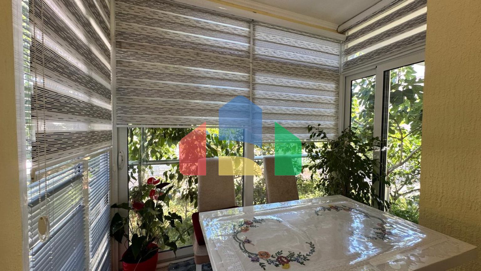 Дом с тремя апартаментами и садиком не далеко от моря в Баре.