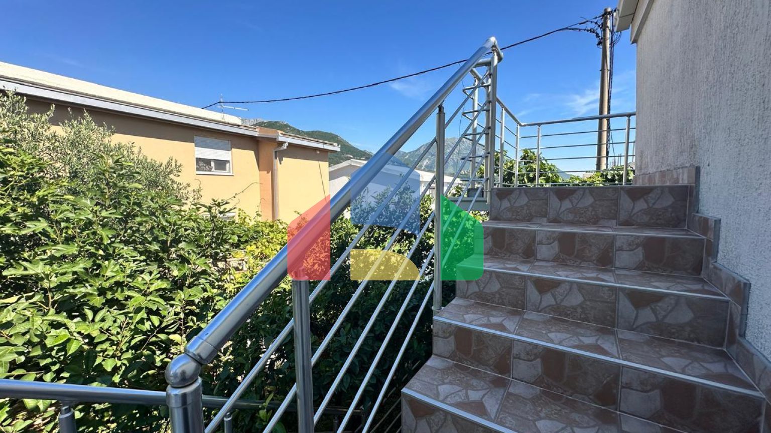 Дом с тремя апартаментами и садиком не далеко от моря в Баре.