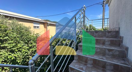 Дом с тремя апартаментами и садиком не далеко от моря в Баре.