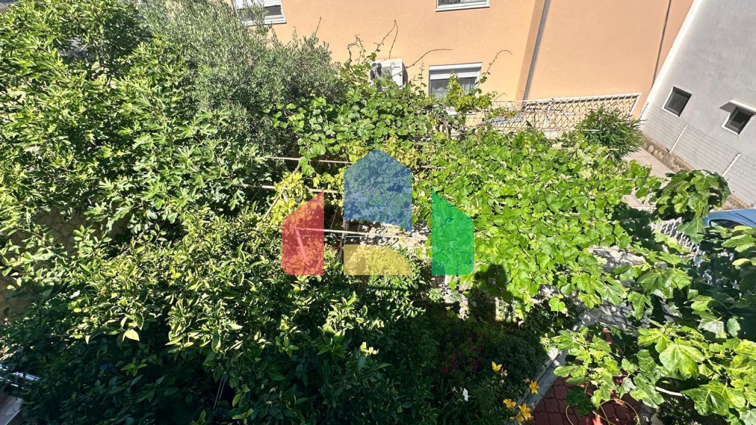 Дом с тремя апартаментами и садиком не далеко от моря в Баре.