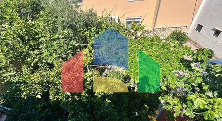 Дом с тремя апартаментами и садиком не далеко от моря в Баре.