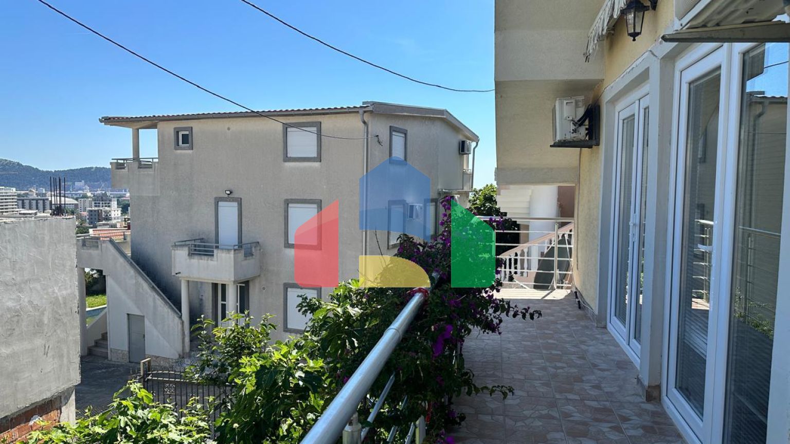 Дом с тремя апартаментами и садиком не далеко от моря в Баре.