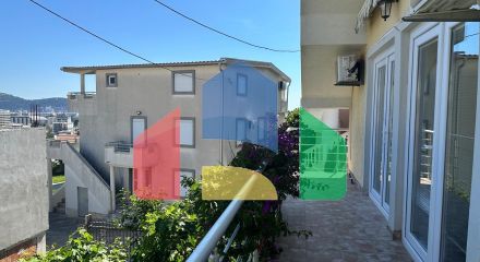 Дом с тремя апартаментами и садиком не далеко от моря в Баре.