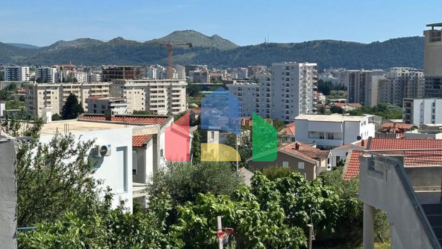 Дом с тремя апартаментами и садиком не далеко от моря в Баре.