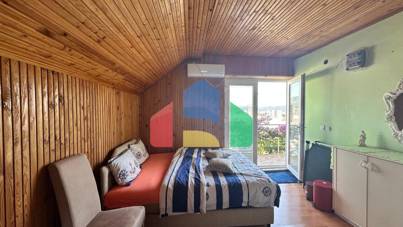 Дом с тремя апартаментами и садиком не далеко от моря в Баре.