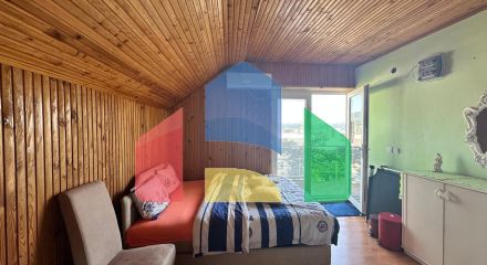 Дом с тремя апартаментами и садиком не далеко от моря в Баре.