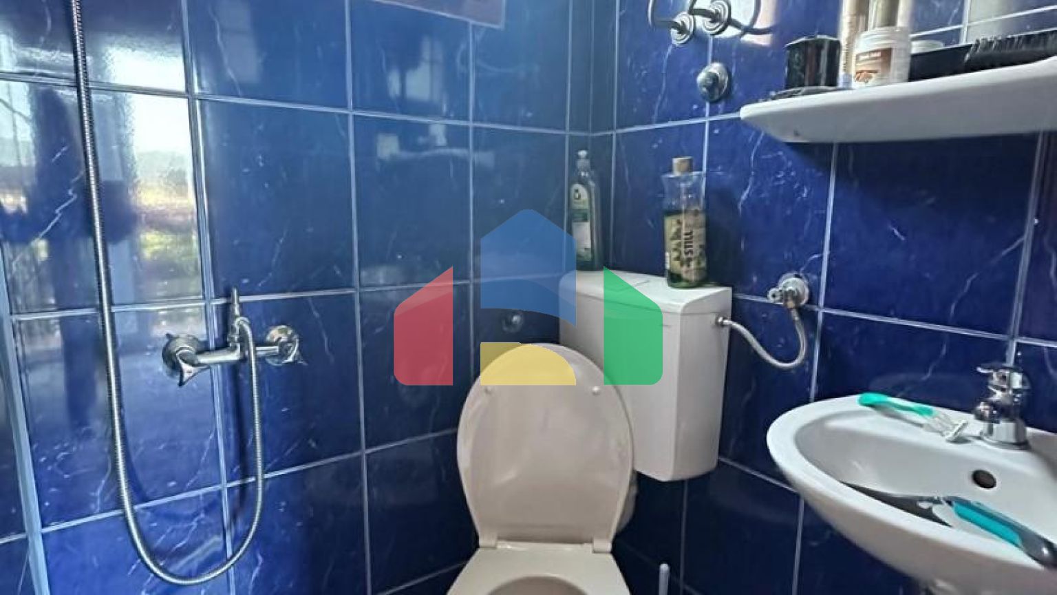 Дом с тремя апартаментами и садиком не далеко от моря в Баре.