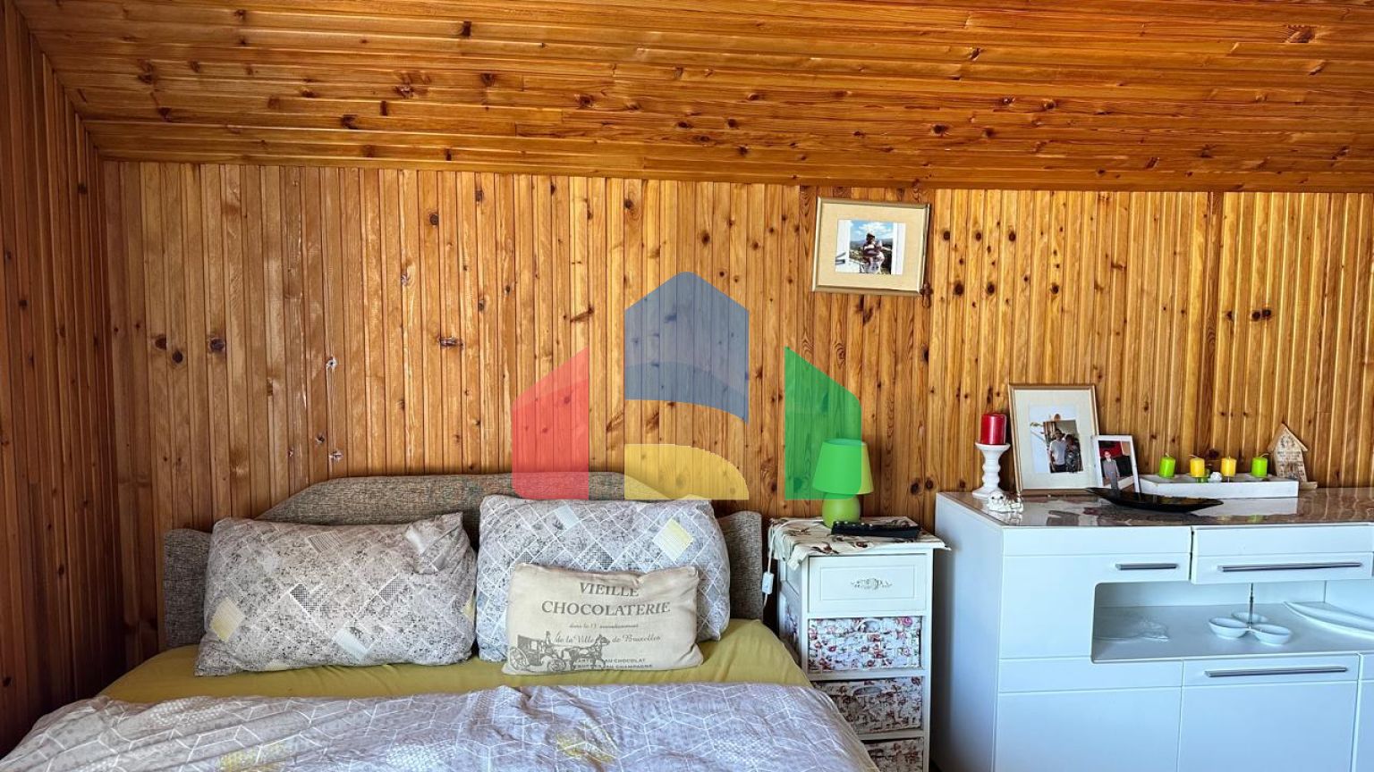 Дом с тремя апартаментами и садиком не далеко от моря в Баре.