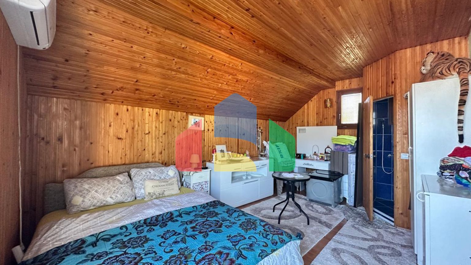 Дом с тремя апартаментами и садиком не далеко от моря в Баре.