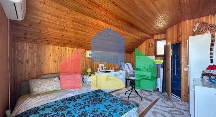 Дом с тремя апартаментами и садиком не далеко от моря в Баре.