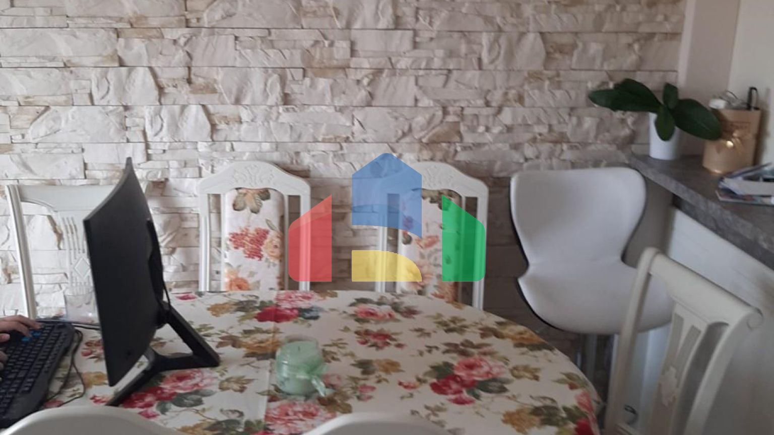 Трехэтажный дом с гаражом и благоустроенным двором в Баре