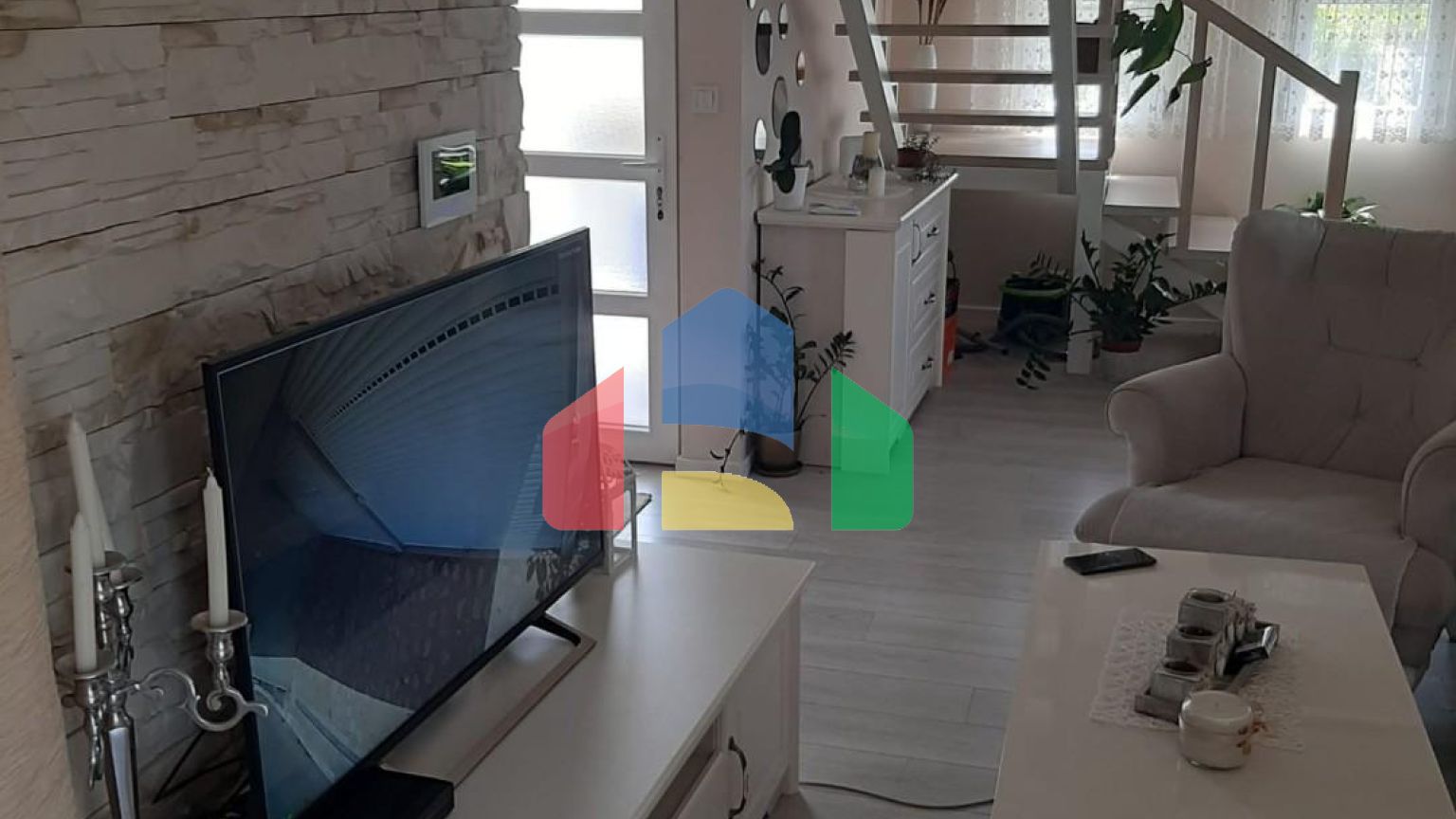 Трехэтажный дом с гаражом и благоустроенным двором в Баре