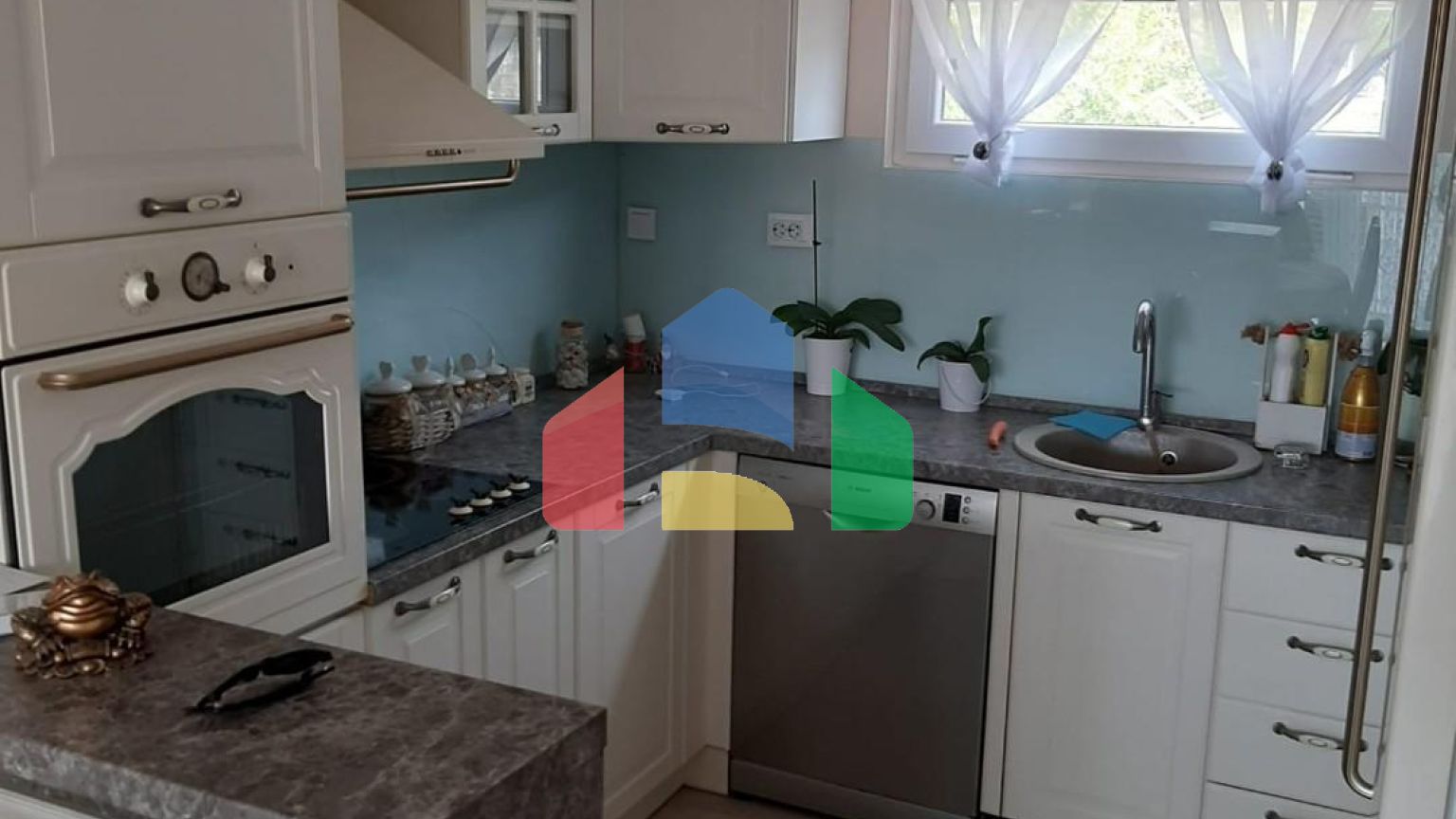 Трехэтажный дом с гаражом и благоустроенным двором в Баре