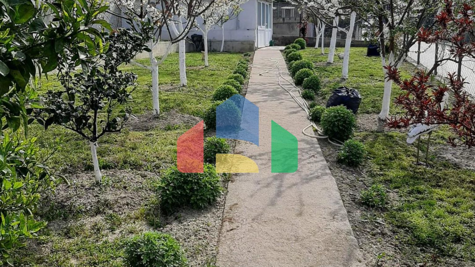 Трехэтажный дом с гаражом и благоустроенным двором в Баре